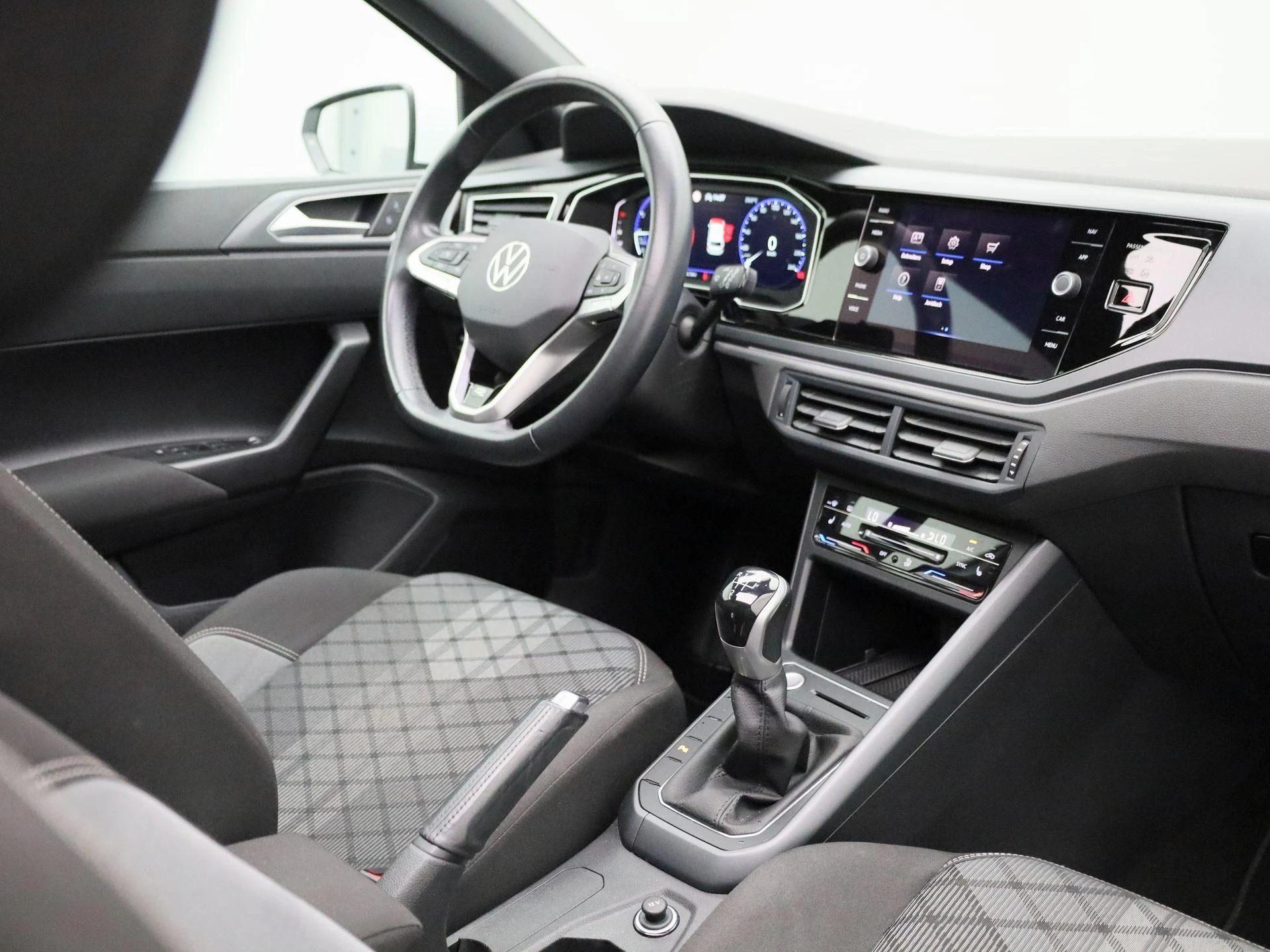 Volkswagen-Polo-image-35