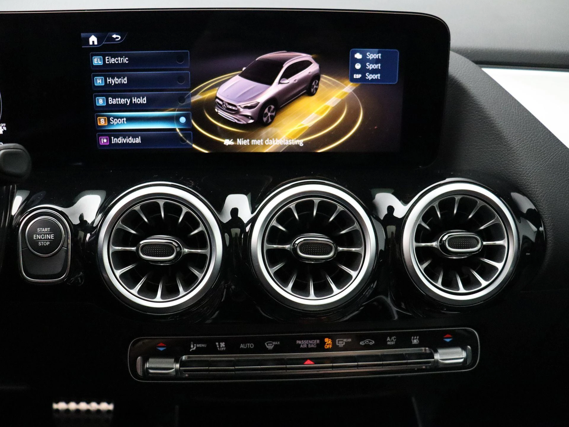 Mercedes-Benz-GLA-image-18