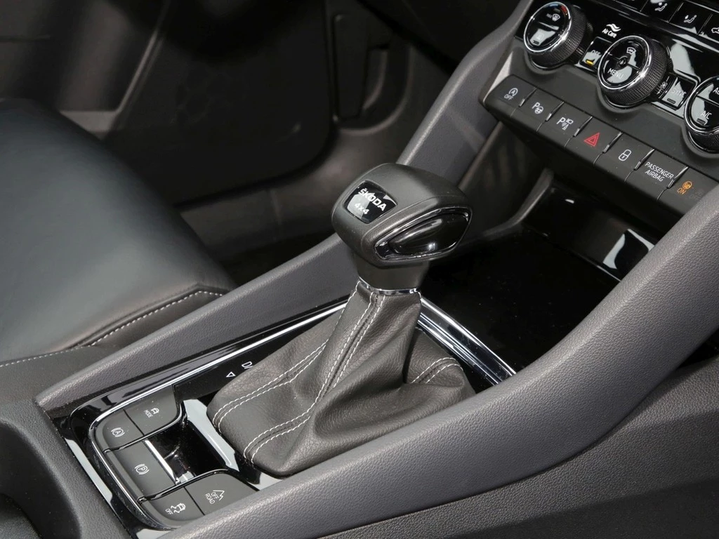 Škoda Karoq 2.0 TSI DSG 4x4 Sportline 18" ACC LED AHK