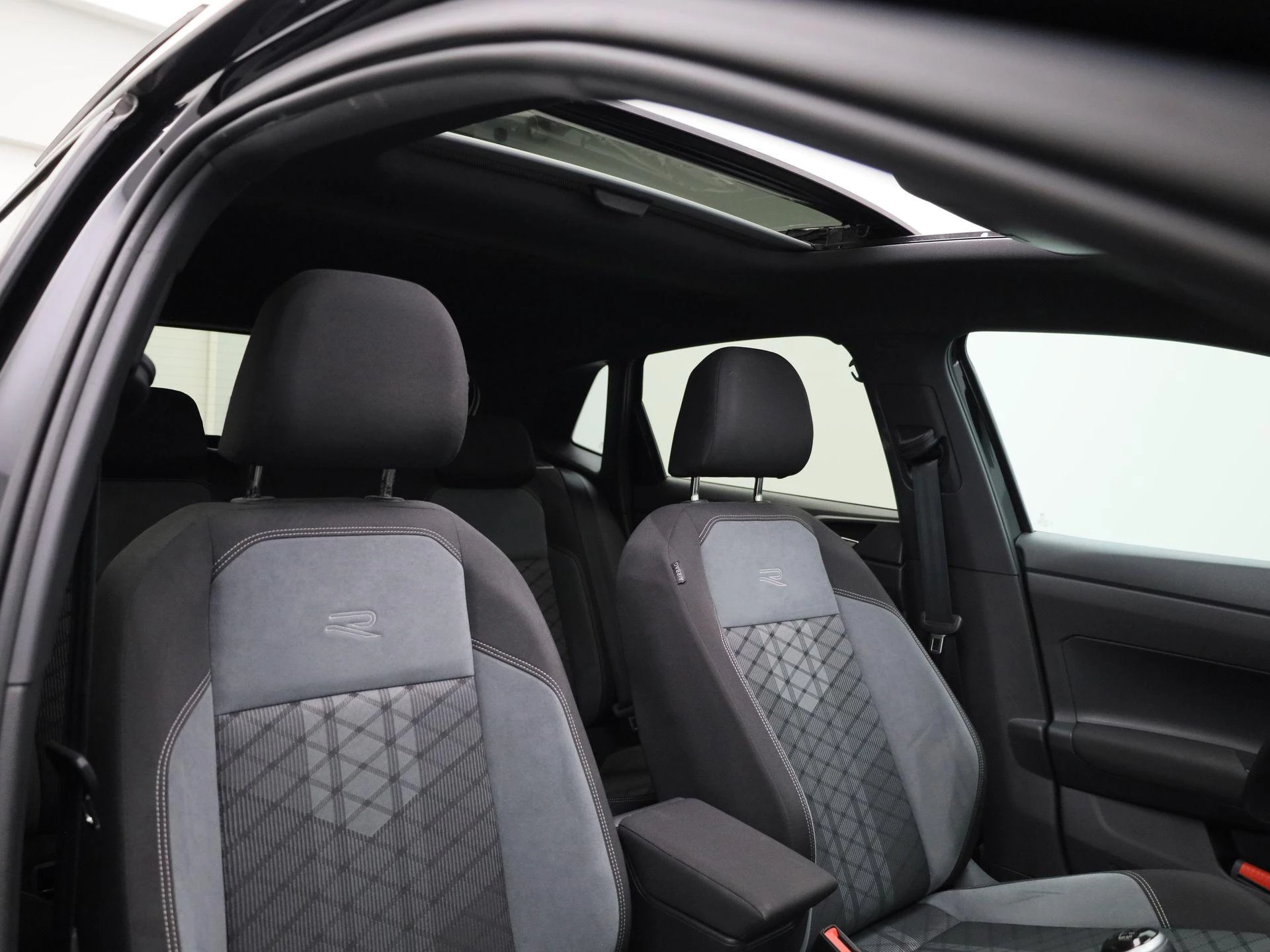 Volkswagen-Polo-image-40