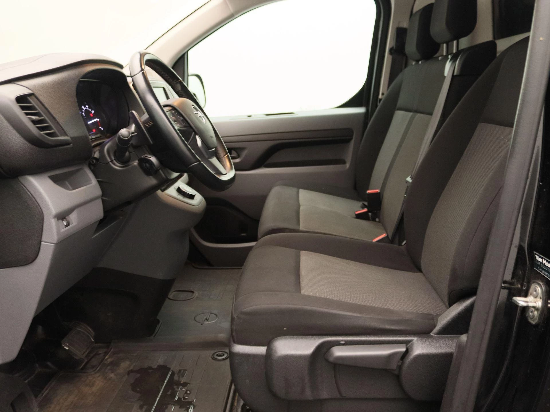 Opel-Vivaro-image-10