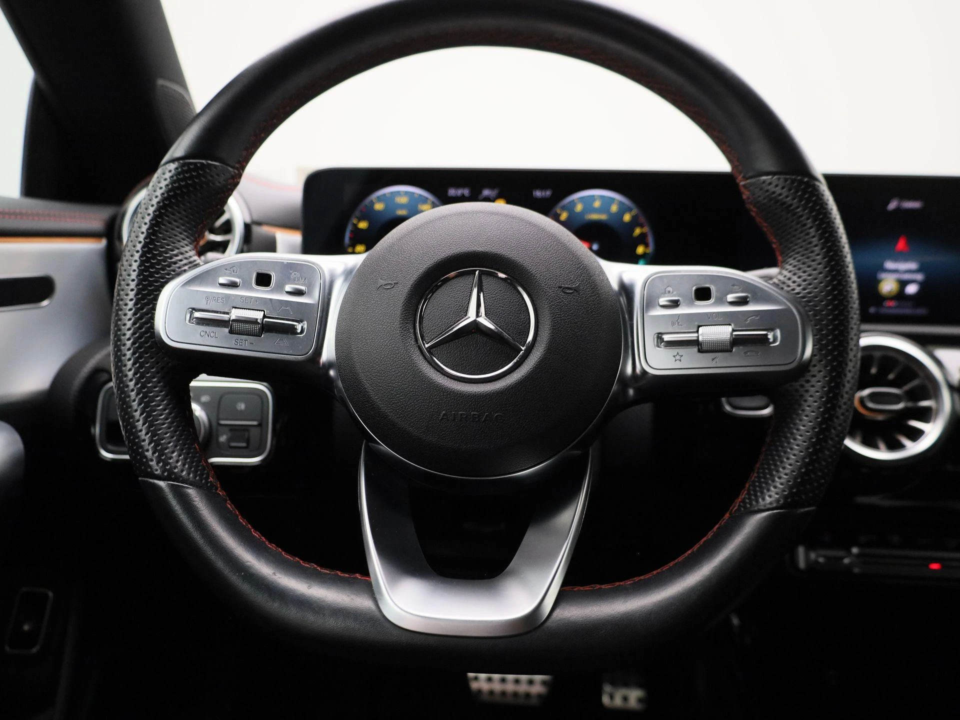 Mercedes-Benz-CLA-image-2