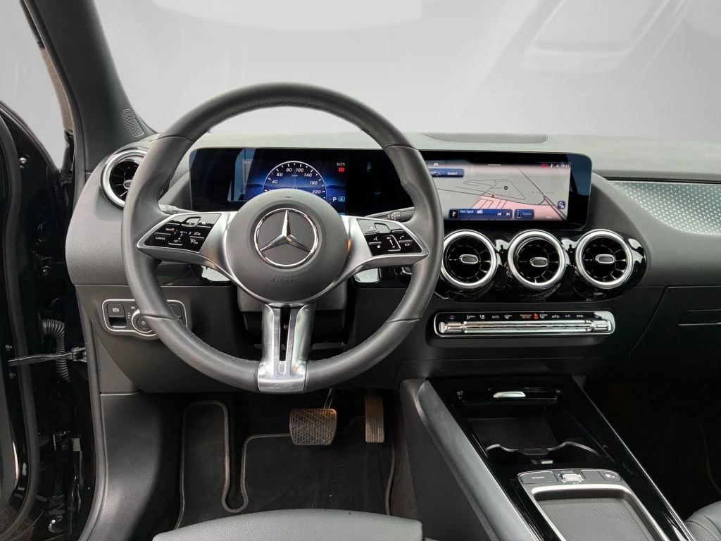 Mercedes-Benz-GLA 200-image-10