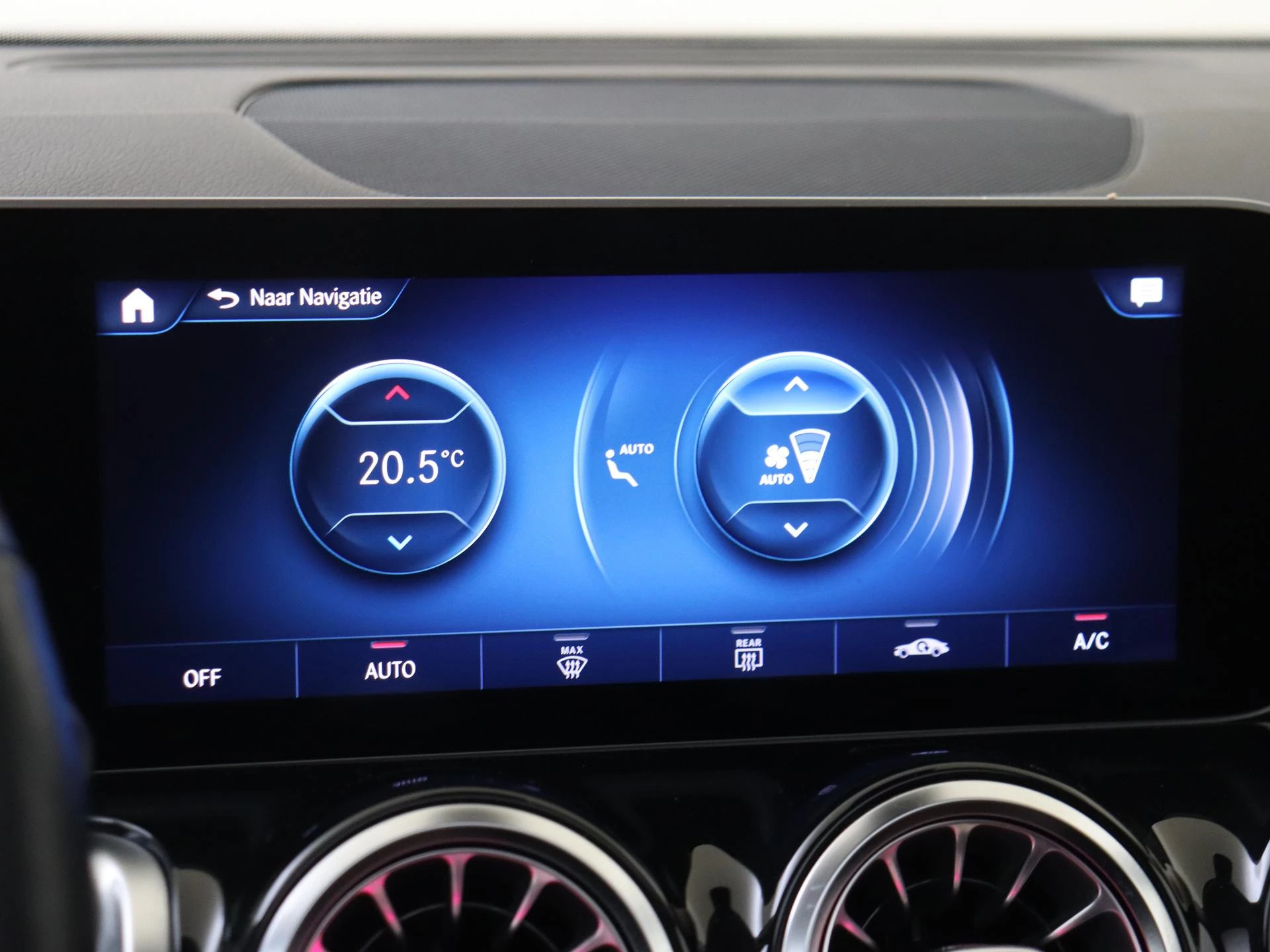 Mercedes-Benz-GLB-image-17
