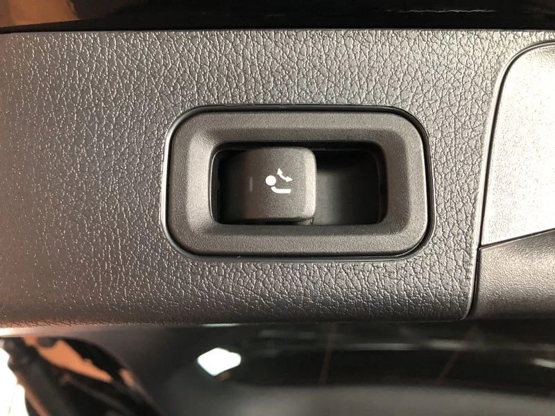 Mercedes-Benz GLB 220 d 4m AMG NIGHT AHK PANO 7-SITZE 360° AMG LineX247 GLB 220 d 4m AMG NIGHT AHK PANO 7-SITZE 360° AMG Line