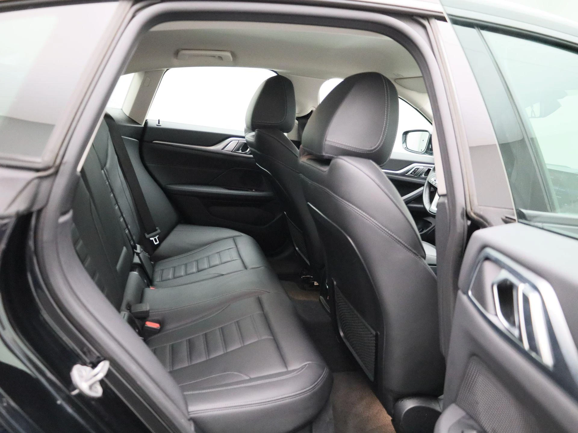 BMW-i4-image-36