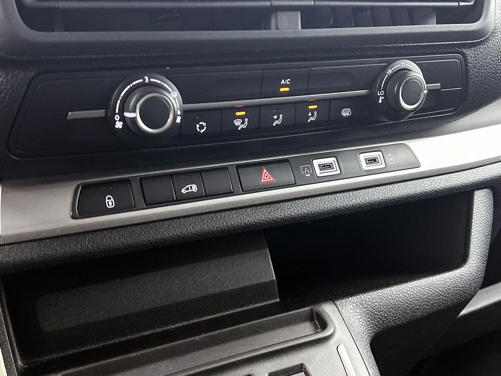 Opel-Vivaro-image-18