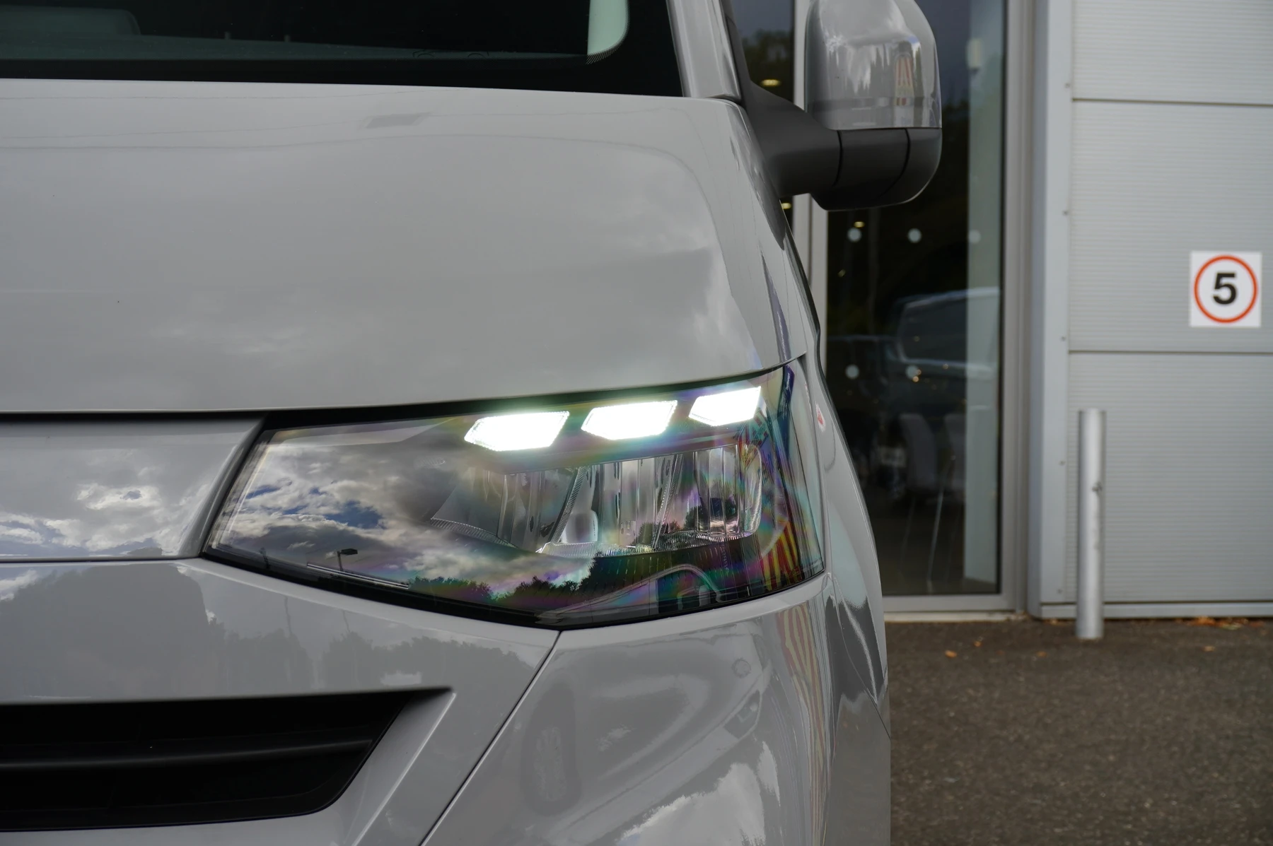 Volkswagen-Transporter-image-51
