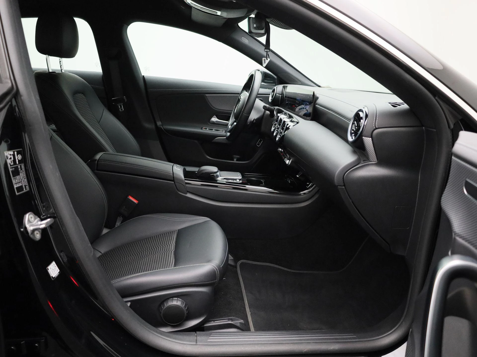 Mercedes-Benz-CLA-image-42