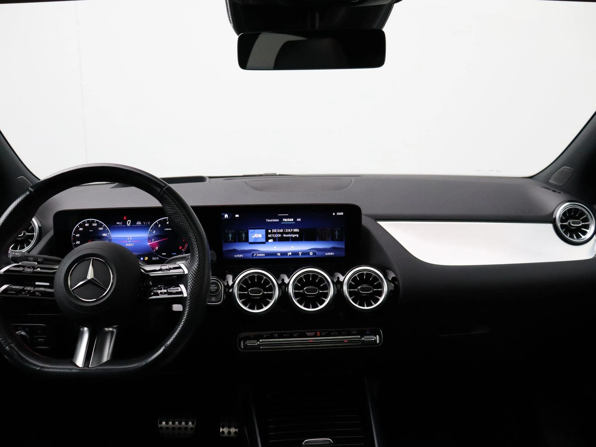 Mercedes-Benz-B-Klasse-image-24