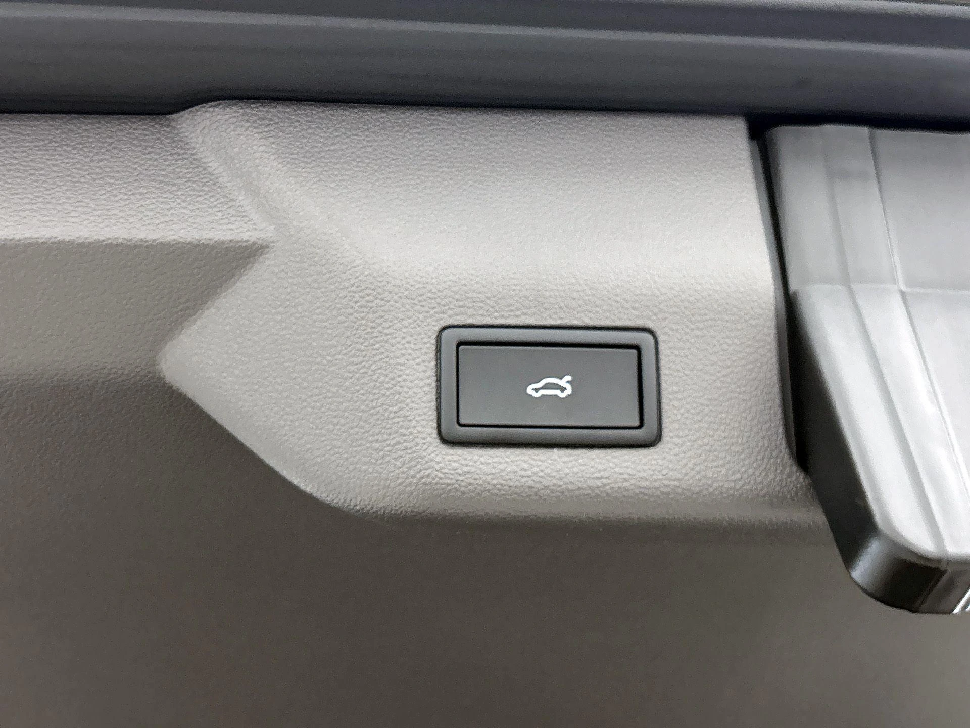 Volkswagen-Multivan-image-24