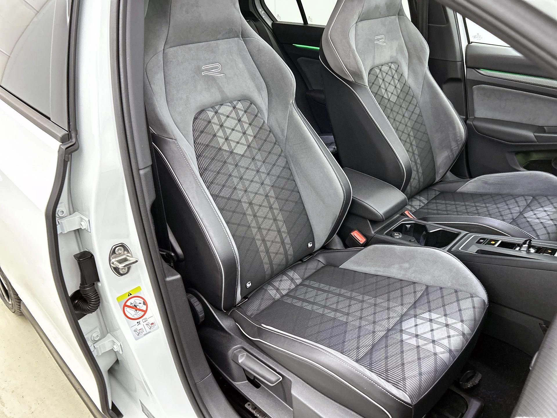 Volkswagen-Golf-image-43