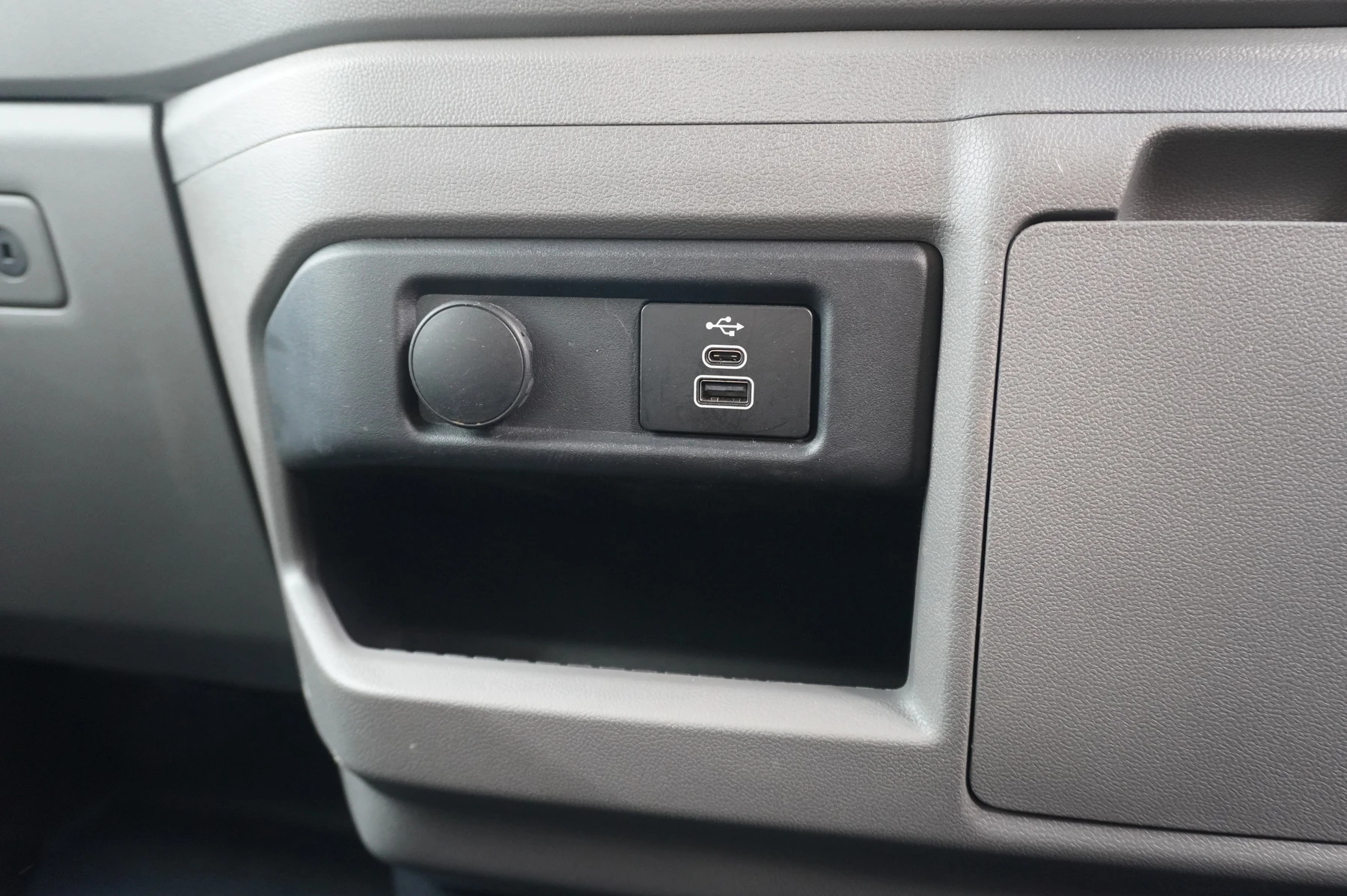 Volkswagen-Transporter-image-34