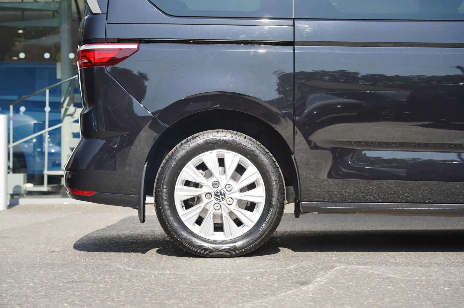 Volkswagen-Multivan-image-32