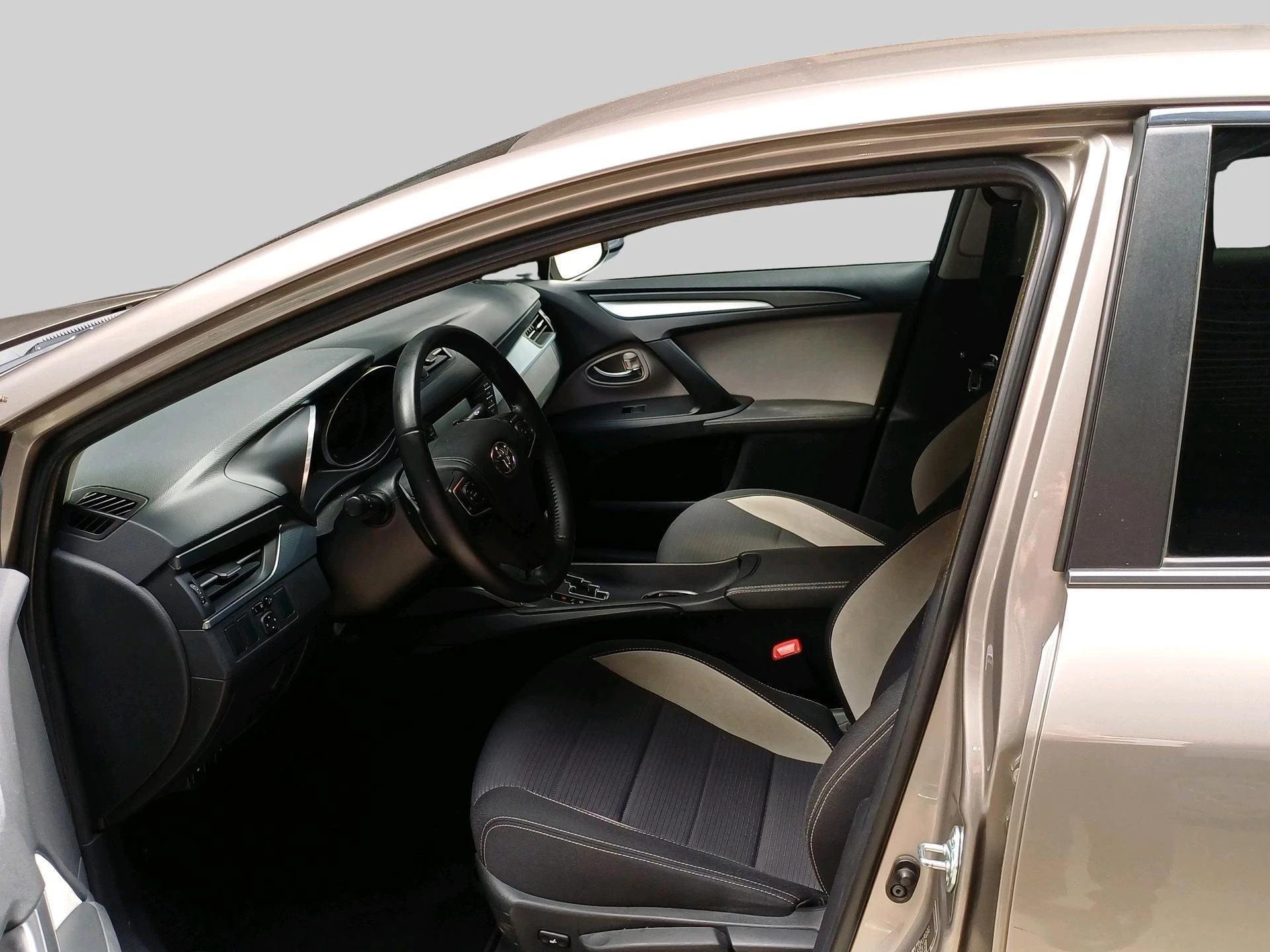 Toyota-Avensis-image-7