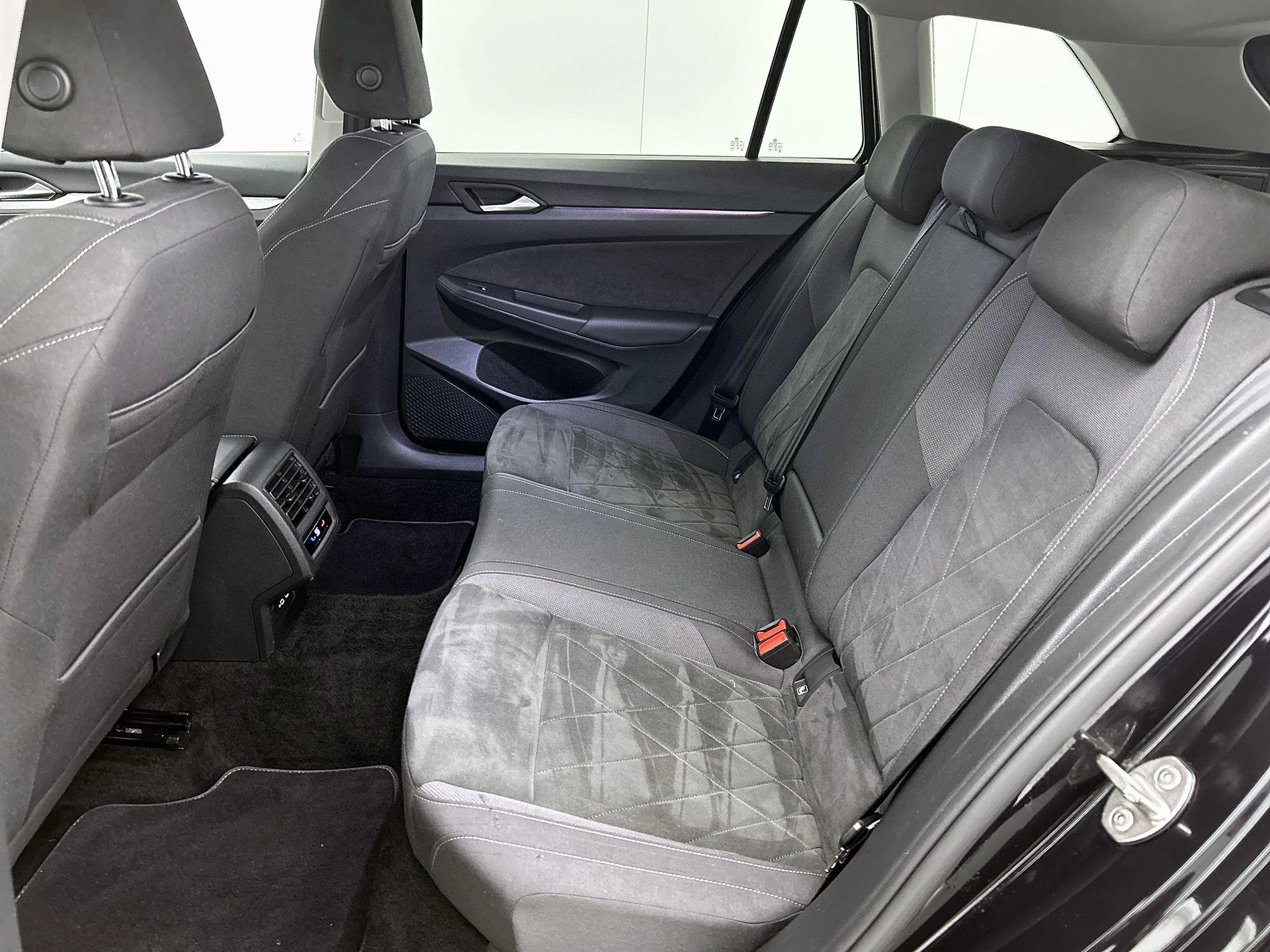 Volkswagen-Golf-image-27