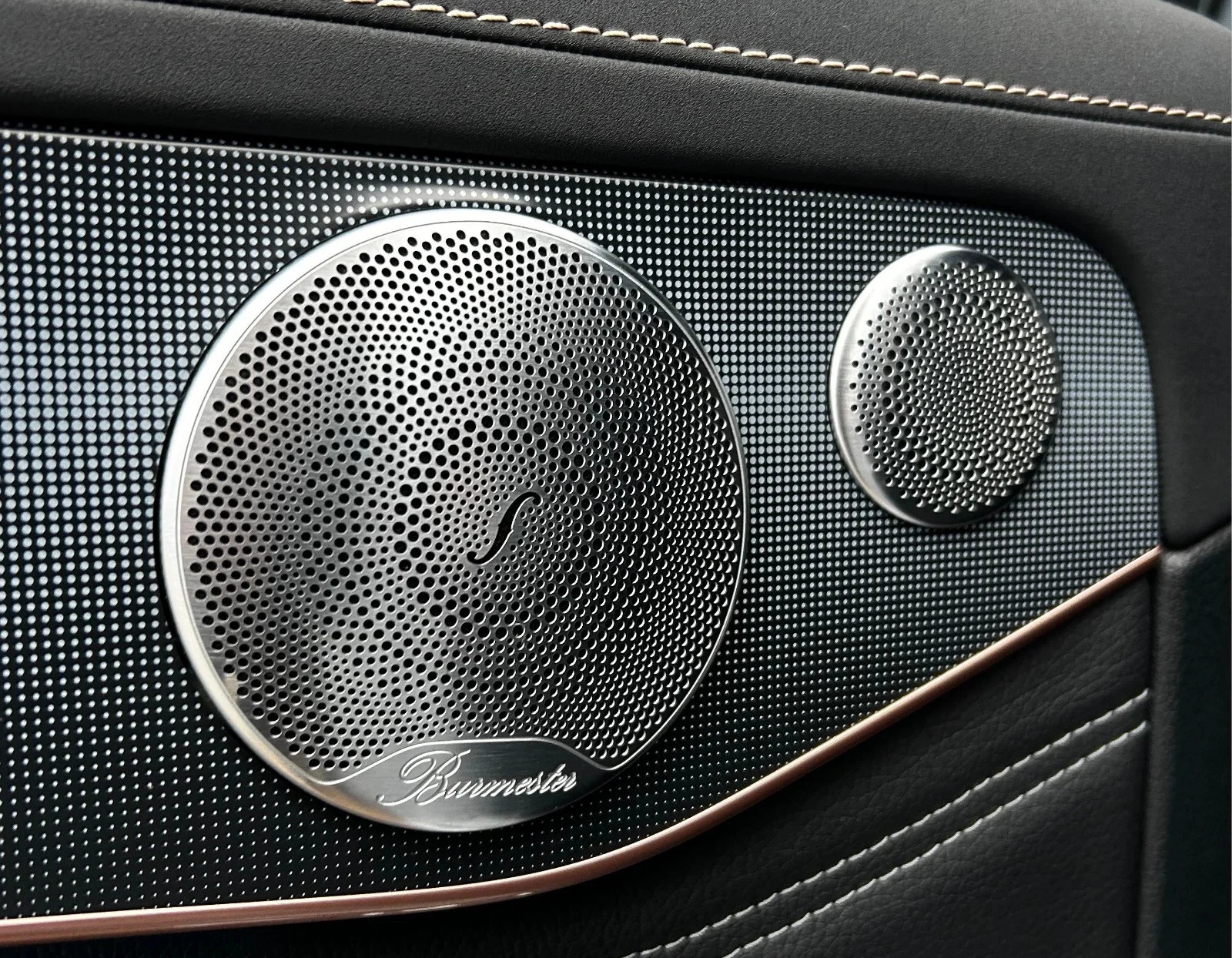 Mercedes-Benz-EQC-image-18