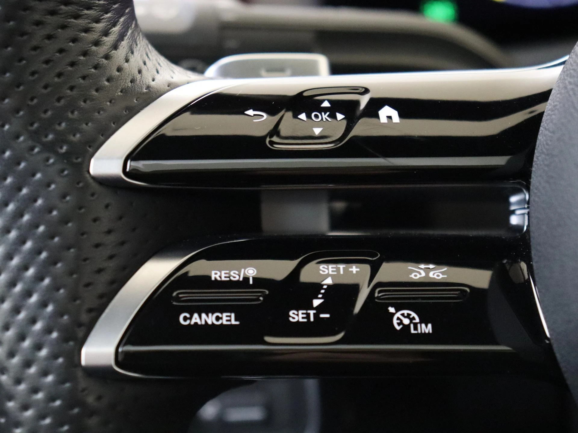 Mercedes-Benz-CLA-image-11