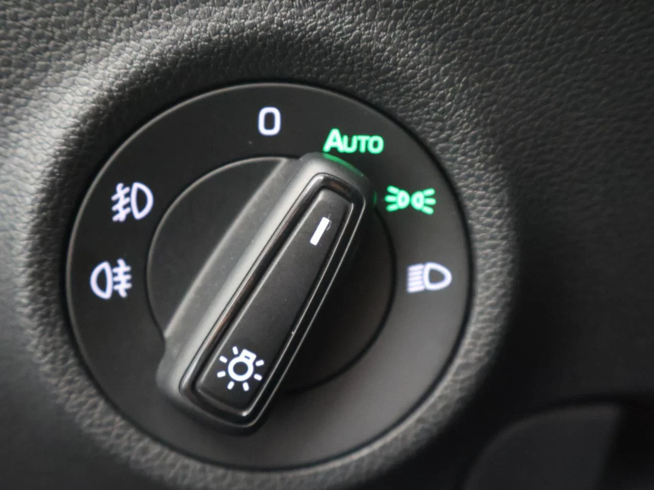 Škoda Karoq Karoq Clever 1.0 TSI 110PK *NAVI*BLTH*CRUISE*APP CONNECT*VERDUISTERDE RAMEN*CAMERA*..