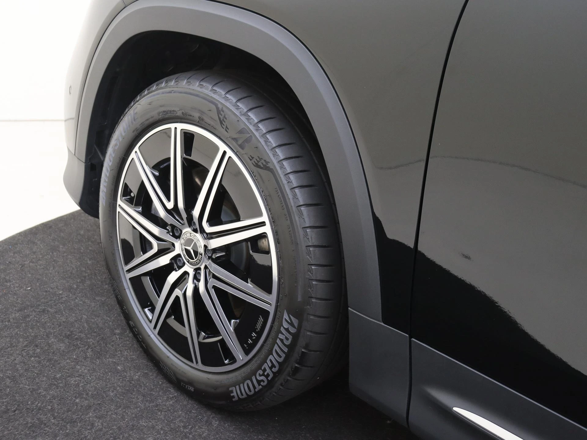 Mercedes-Benz-EQB-image-32