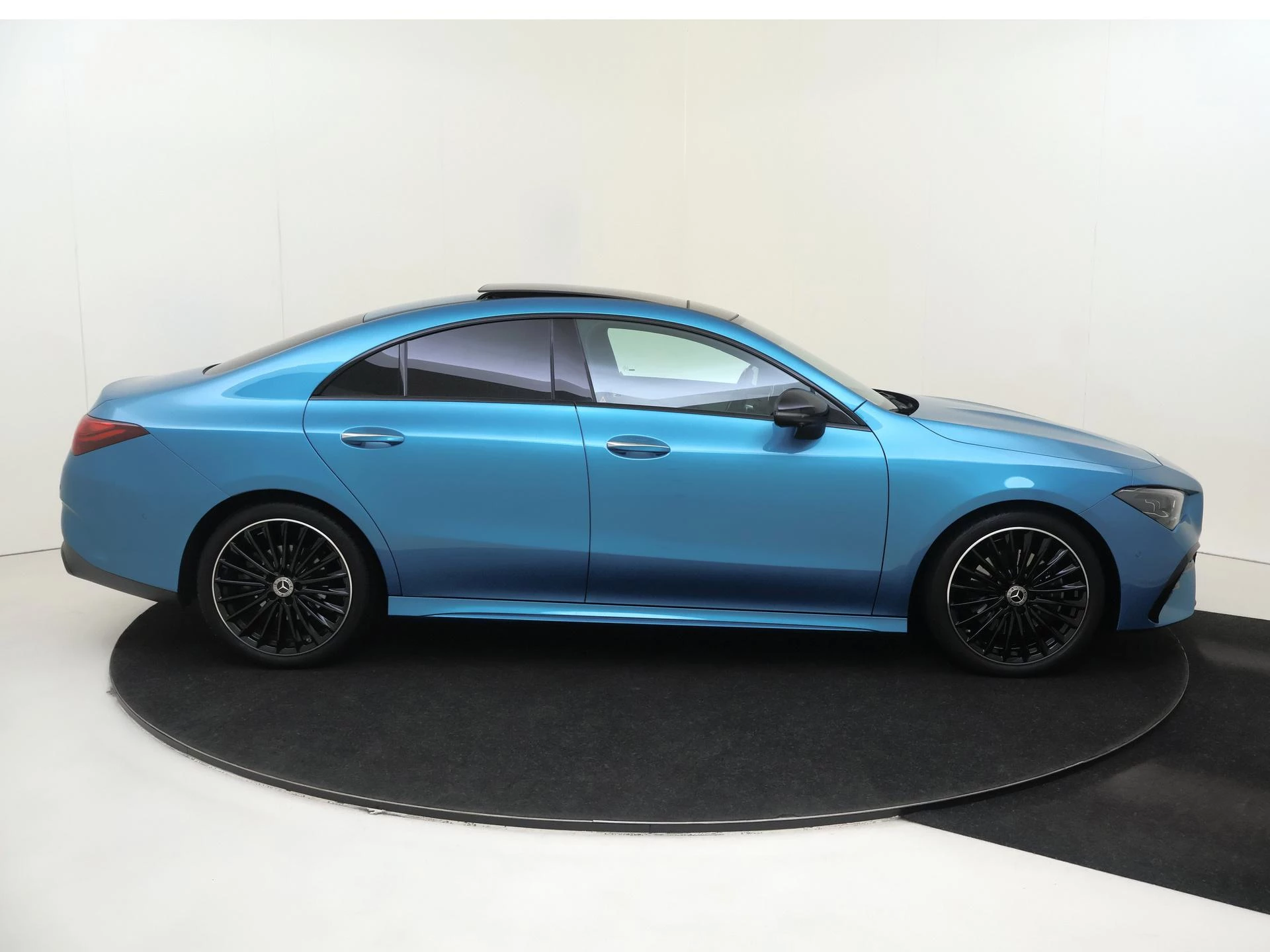Mercedes-Benz-CLA-image-8