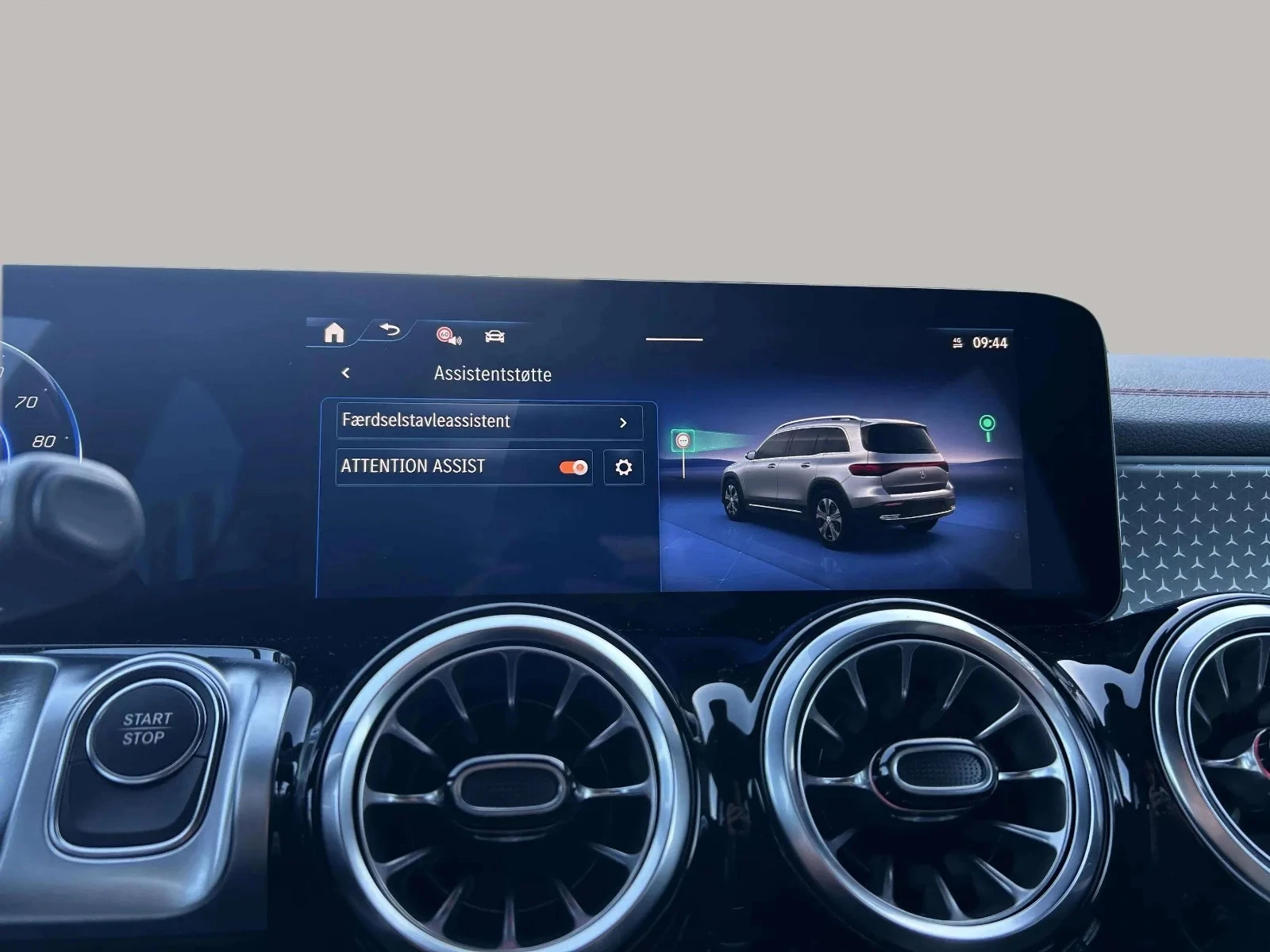 Mercedes-Benz-EQB-image-20