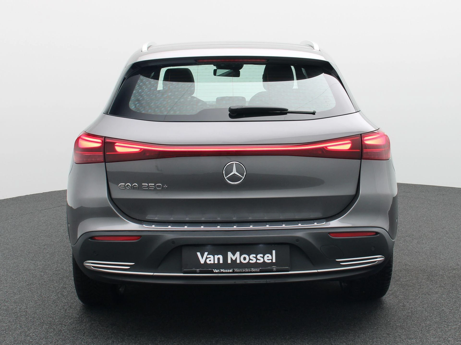 Mercedes-Benz-EQA-image-4