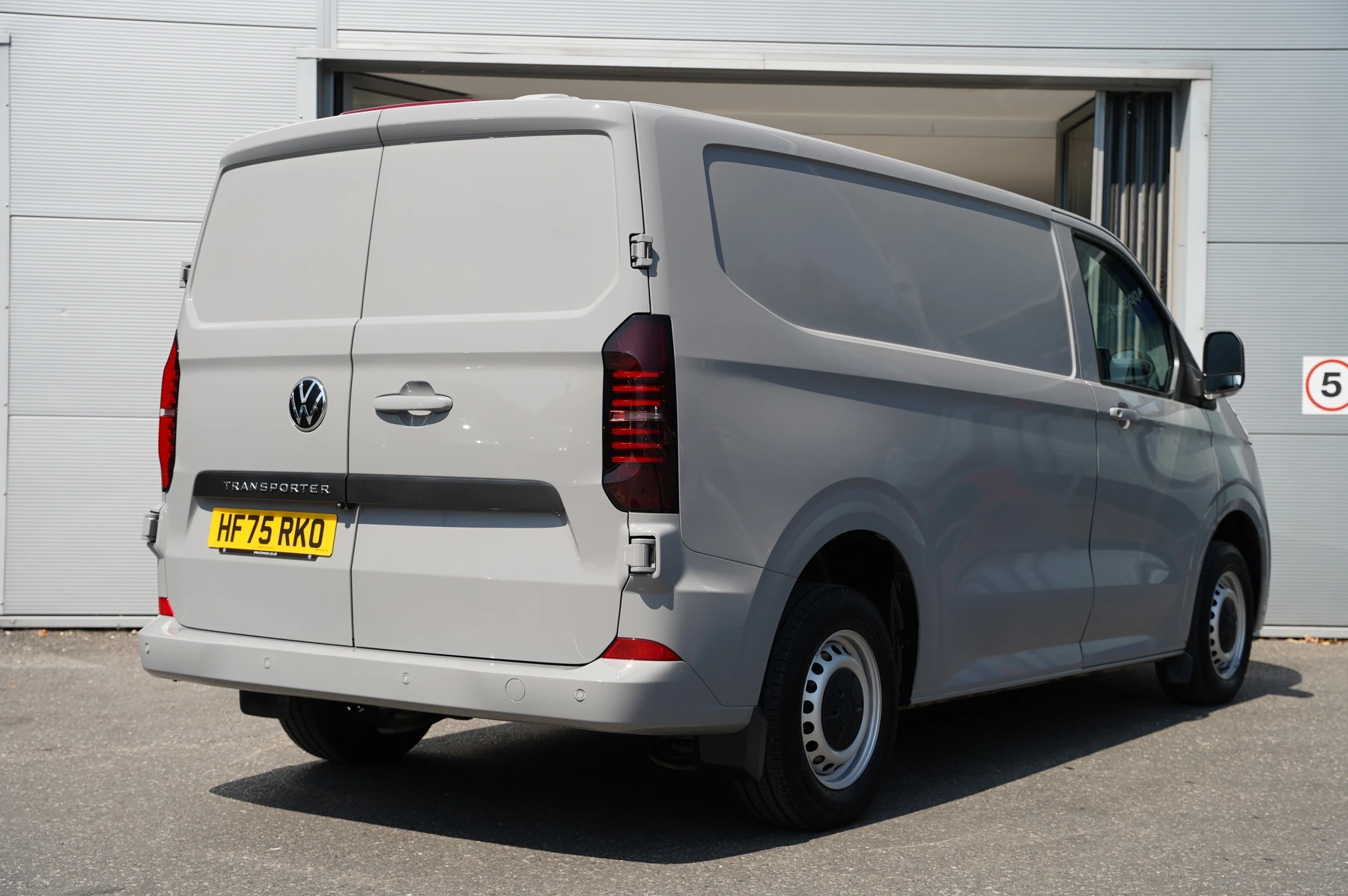 Volkswagen-Transporter-image-13