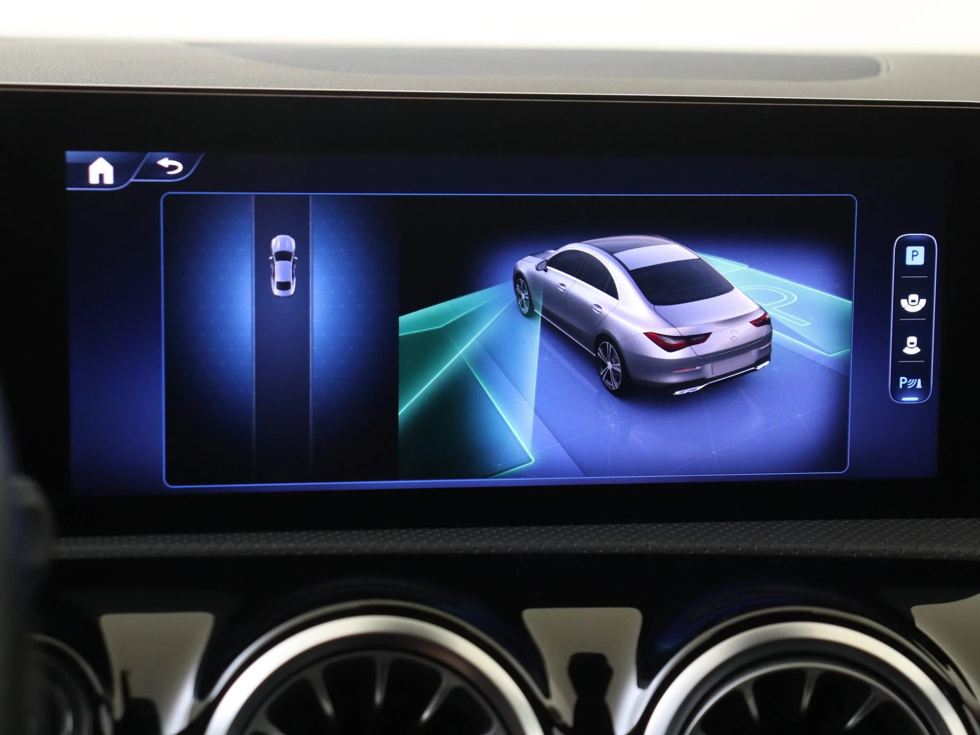 Mercedes-Benz-CLA-image-18