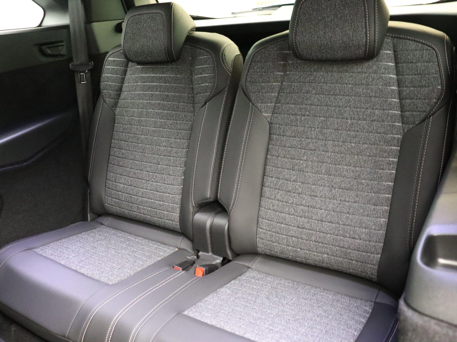 Peugeot e-5008 e-5008 213 Allure Business