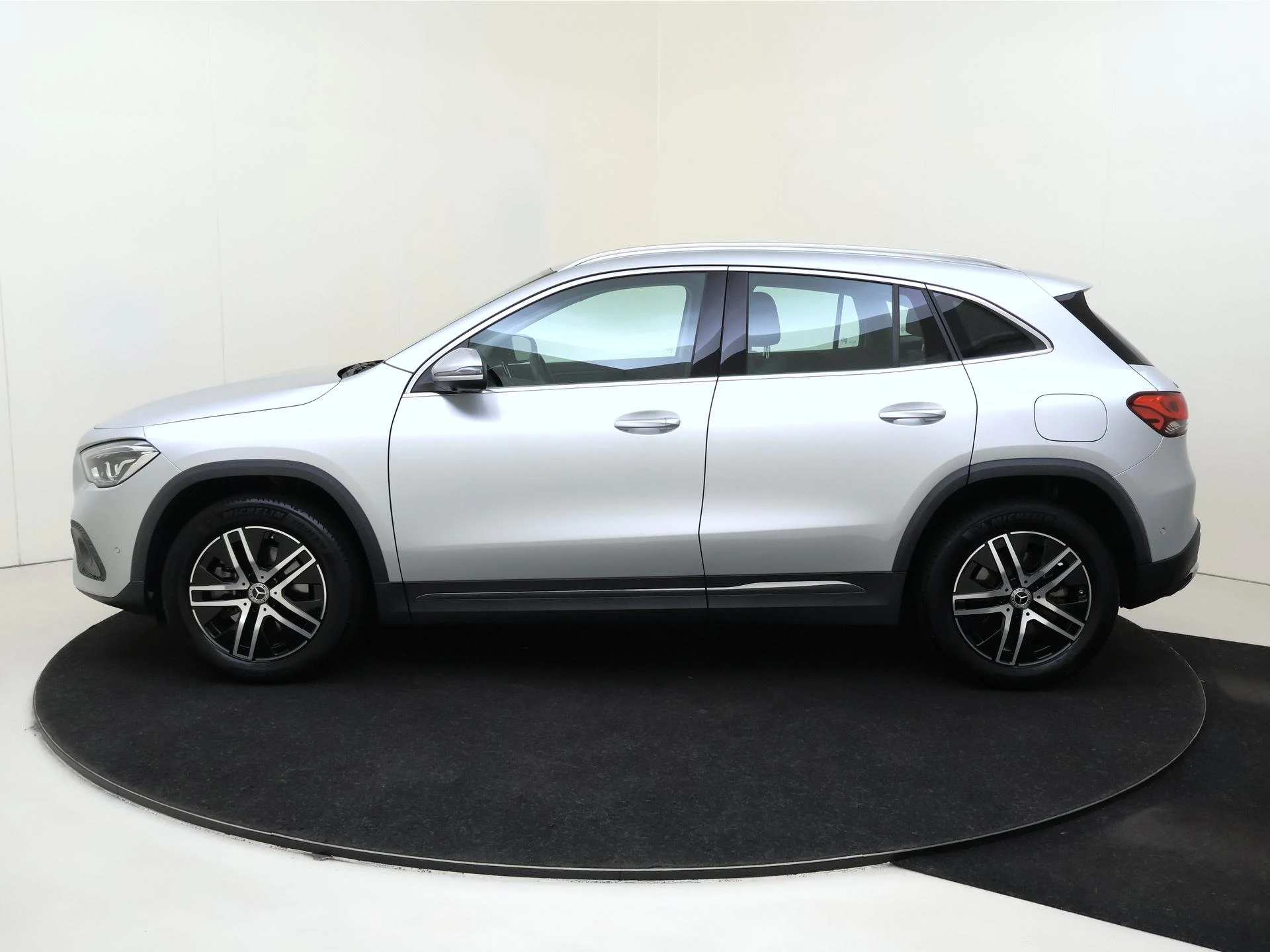 Mercedes-Benz-GLA-image-8