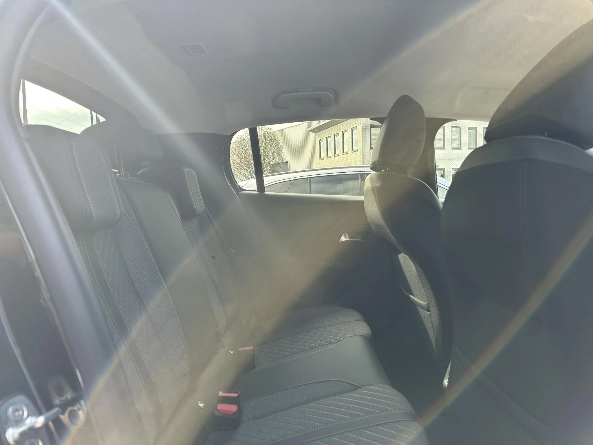 Peugeot-e-208-image-8