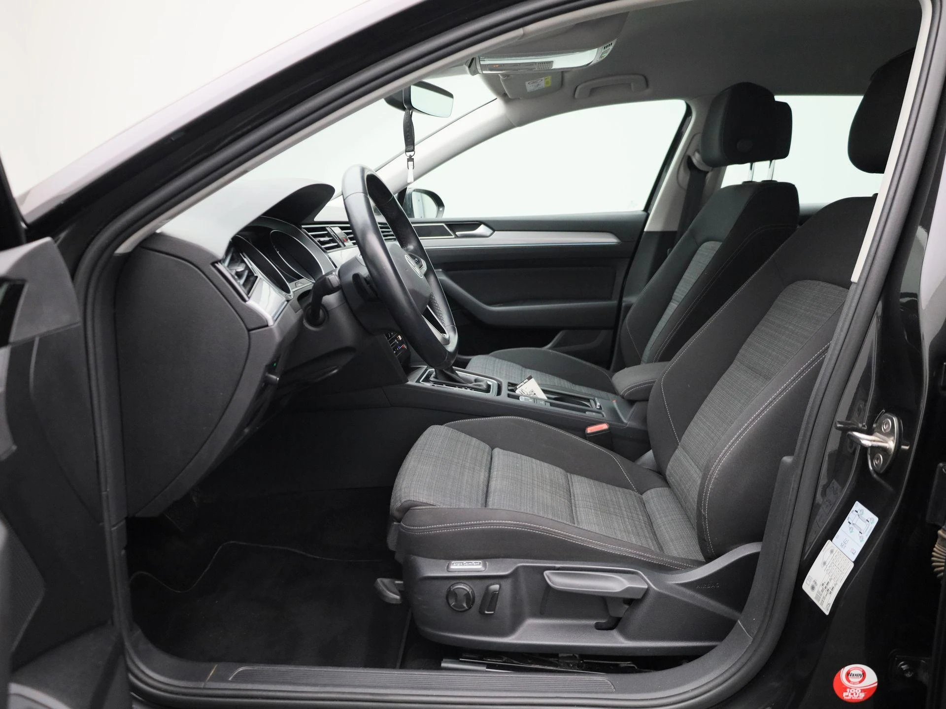 Volkswagen-Passat-image-10