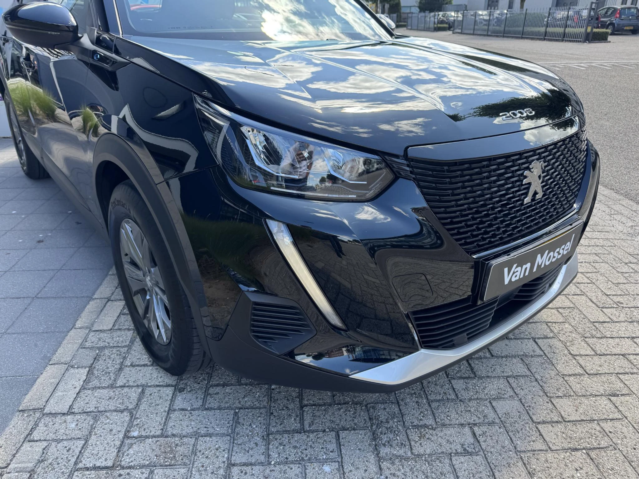 Peugeot-e-2008-image-6