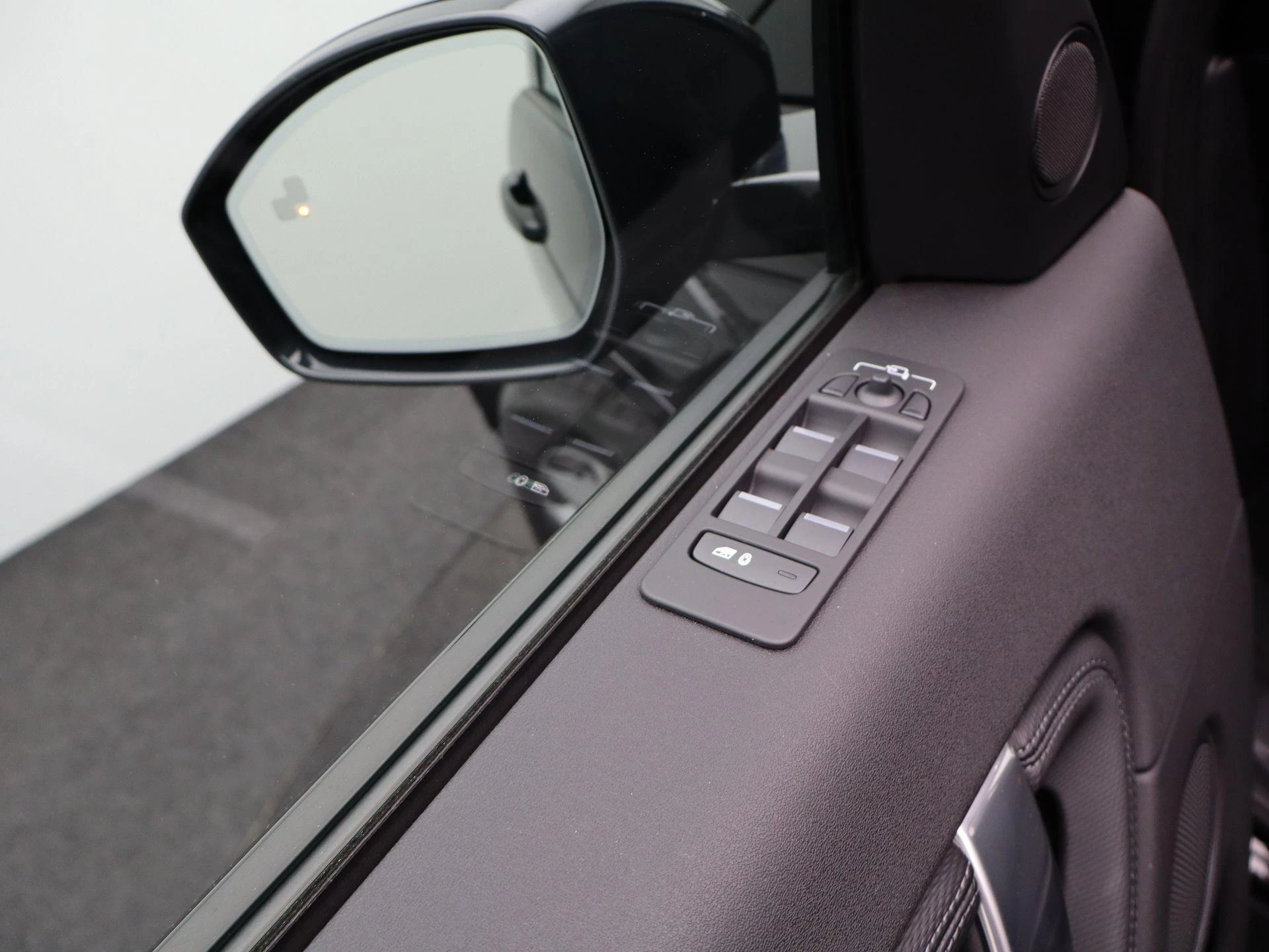 Land Rover-Discovery Sport-image-23