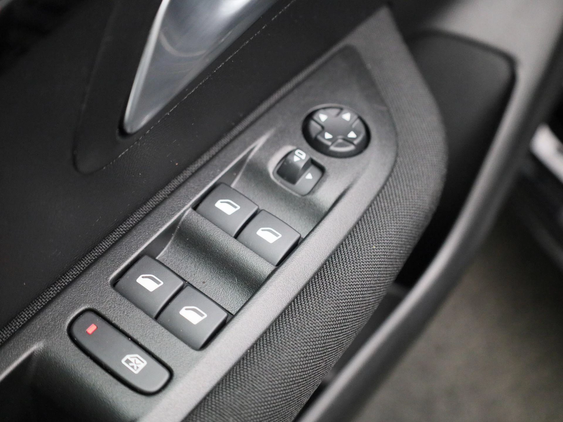 Peugeot-e-208-image-28