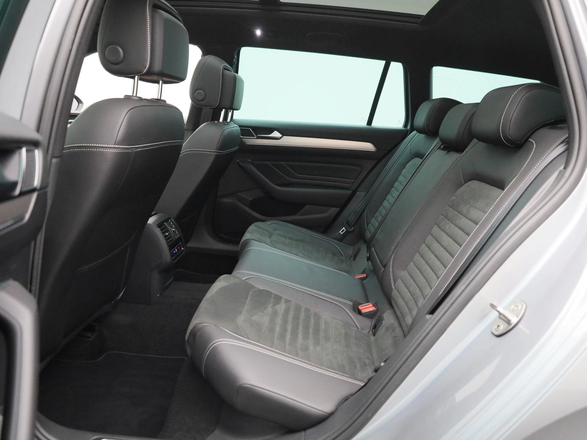 Volkswagen-Passat-image-10
