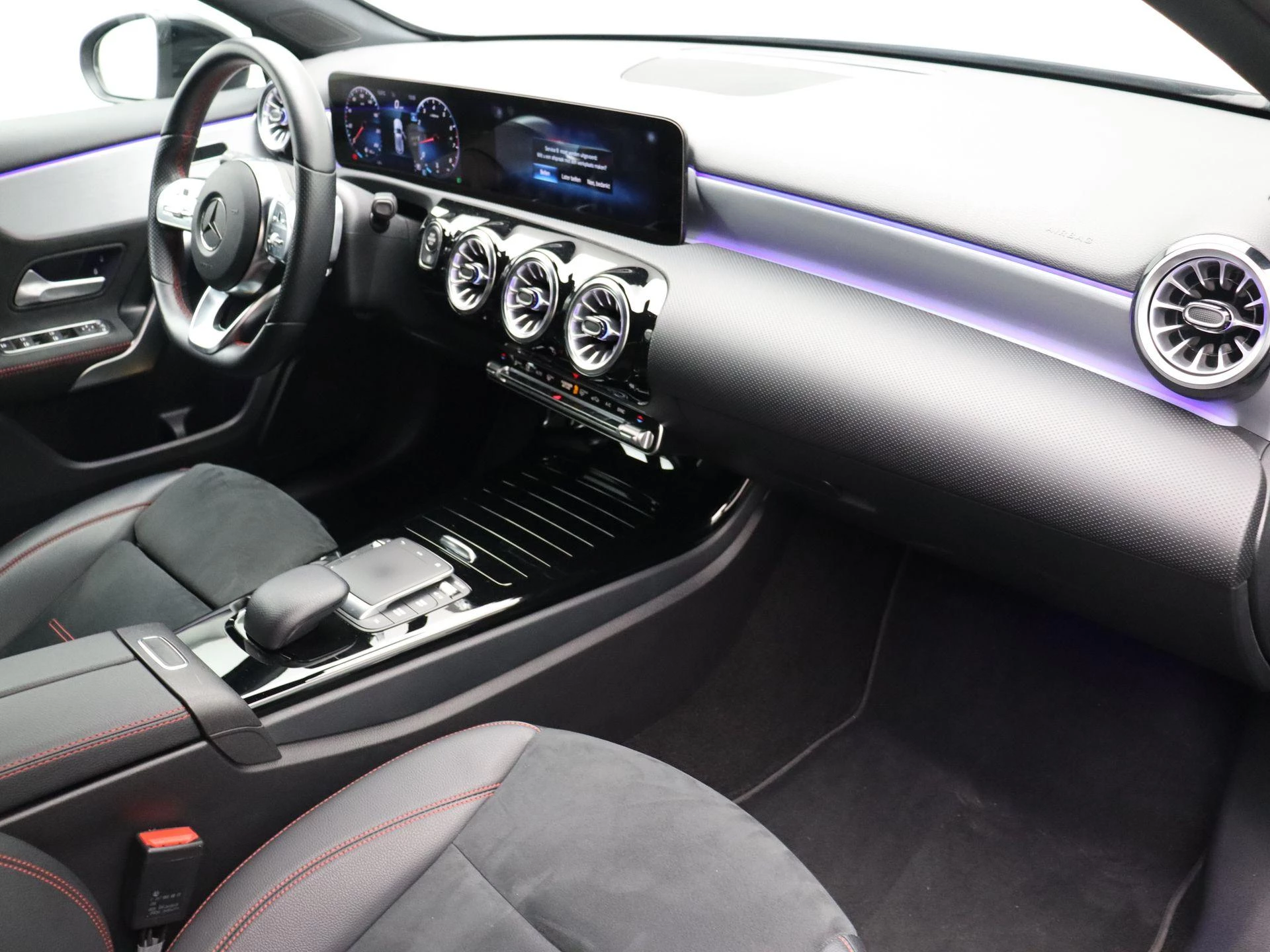 Mercedes-Benz A-Klasse 180 + AMG LINE + LED + CAMERA +