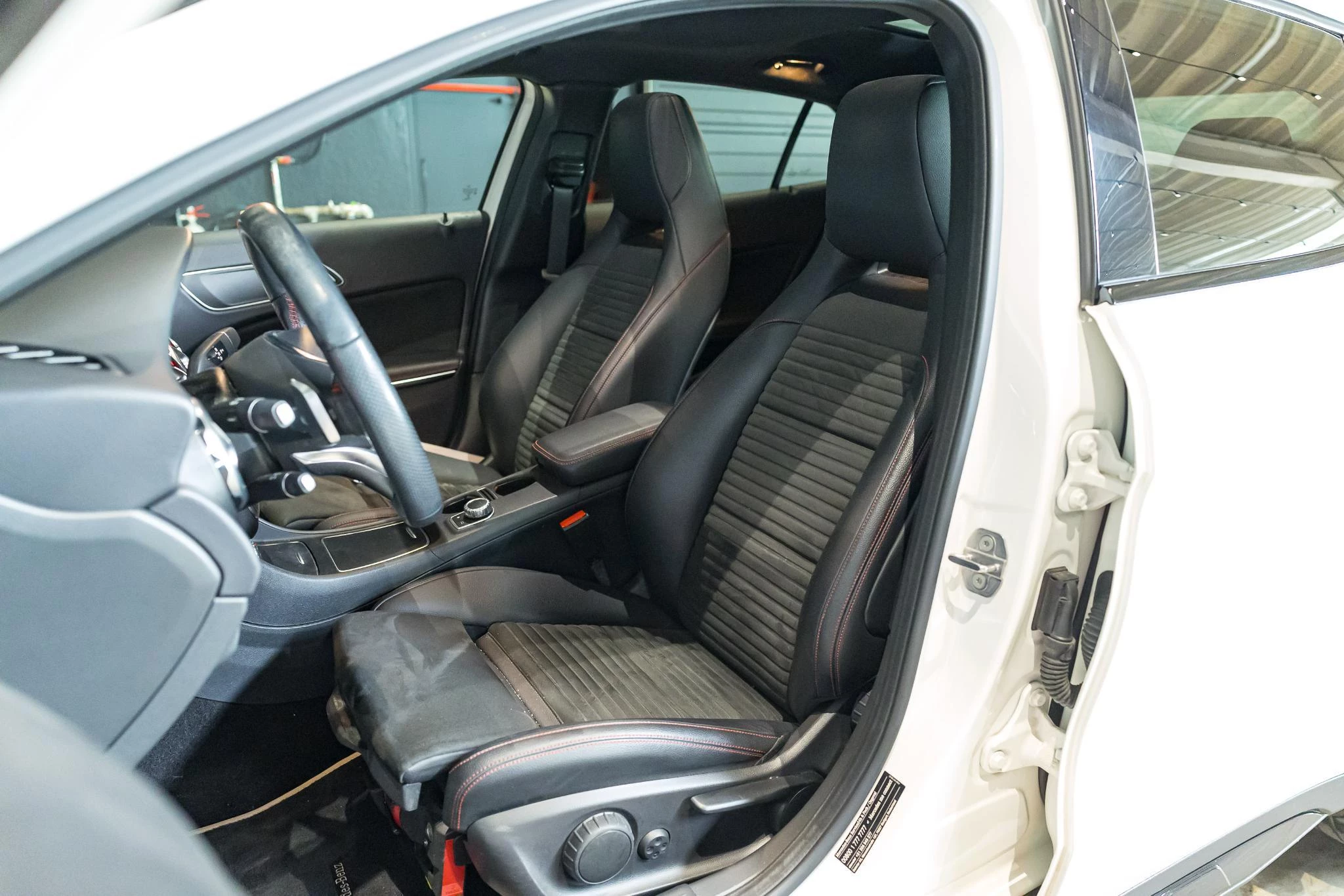 Mercedes-Benz GLA 200 AMG Line + PANORAMISCH DAK + CARPLAY + TREKHAAK +