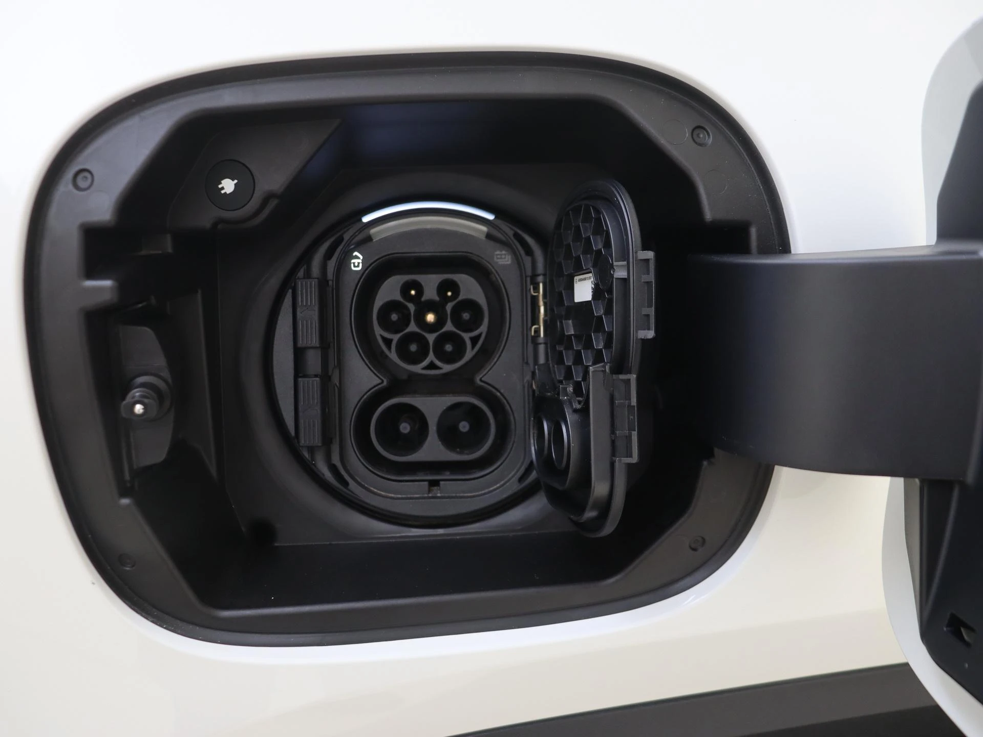 Mercedes-Benz-EQA-image-31