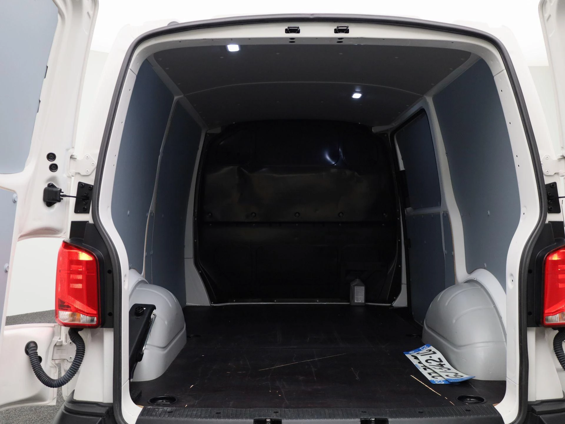 Volkswagen-Transporter-image-14