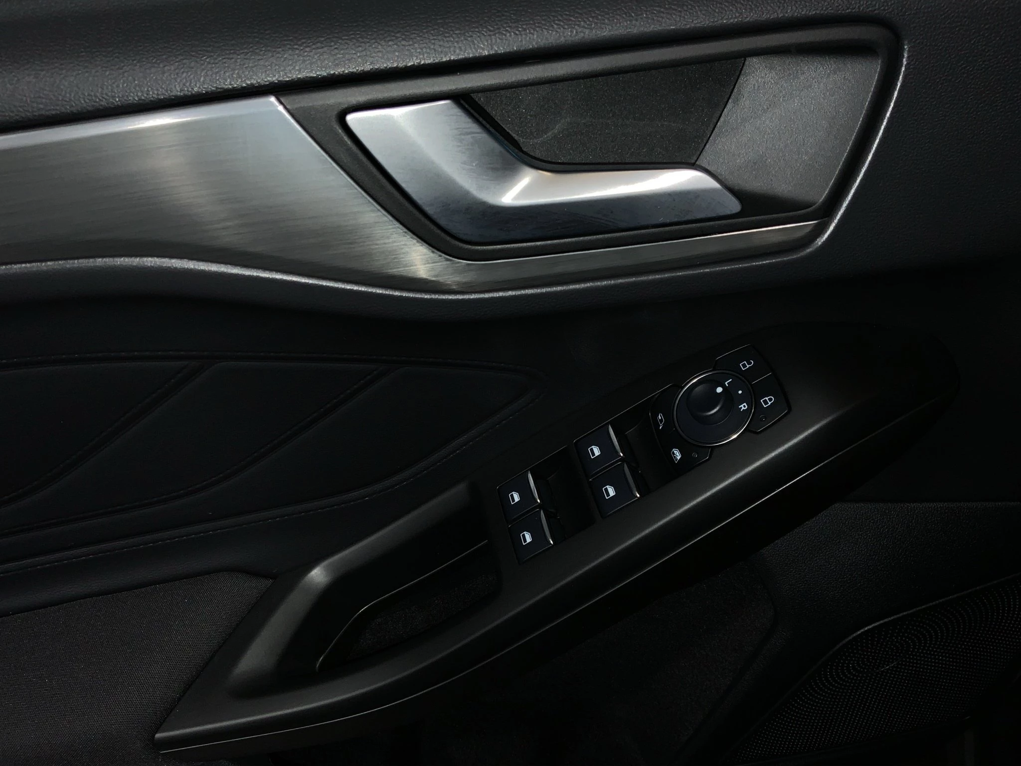 Ford Focus Titanium X Lim. 1.0 EcoBoost Hybrid 114kW(155PS) Aut. Panor.-Dach