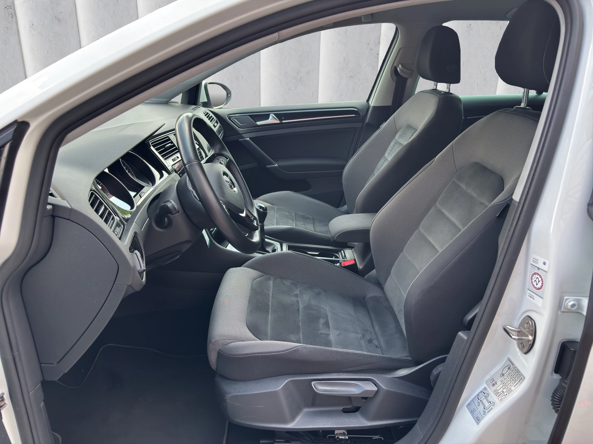 Volkswagen-Golf-image-9
