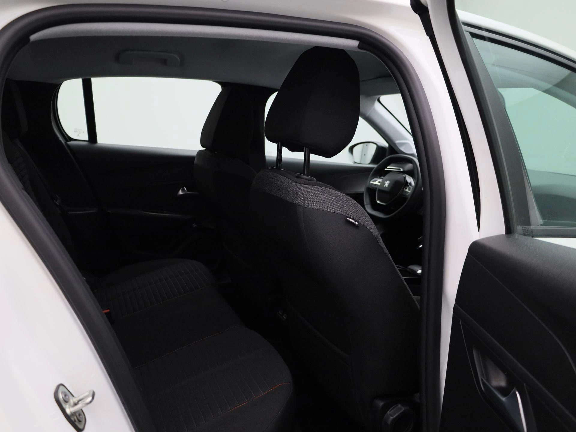 Peugeot-e-208-image-35