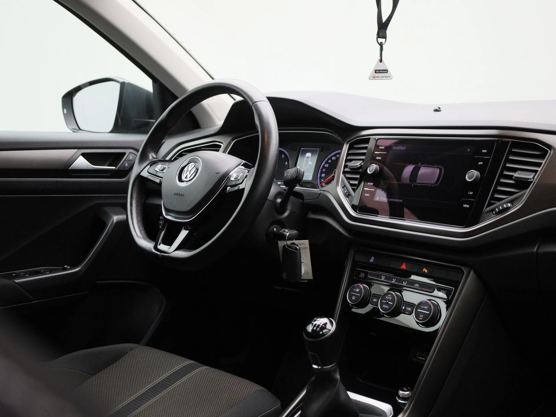 Volkswagen-T-Roc-image-30