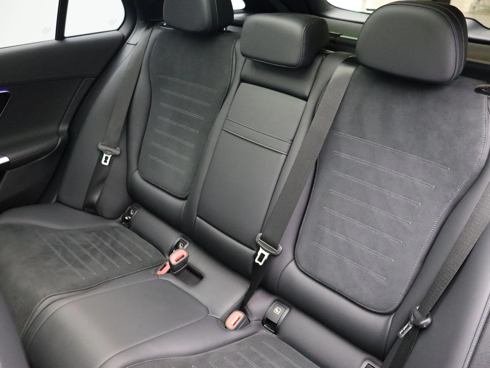 Mercedes-Benz-C-Klasse-image-16