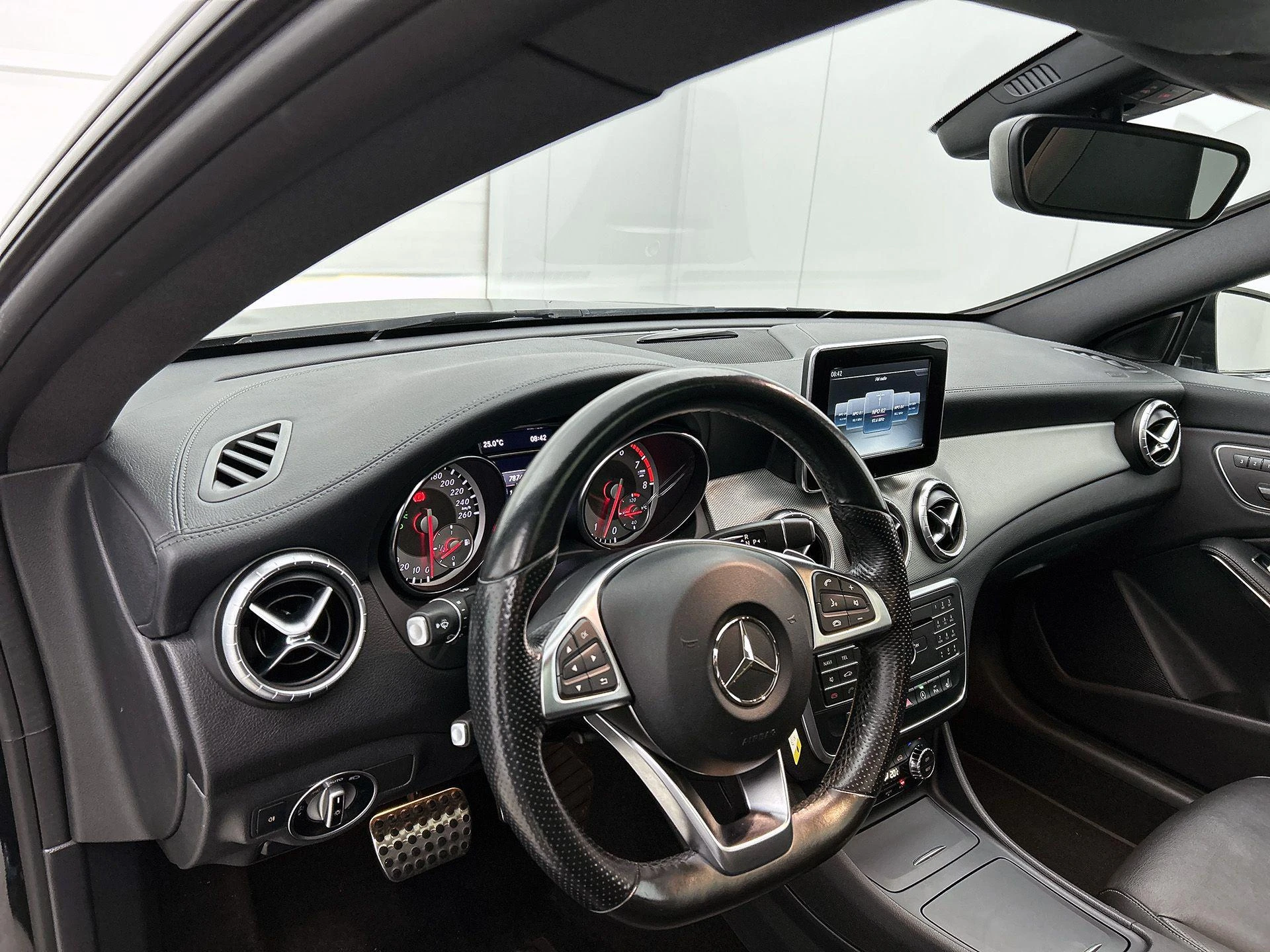 Mercedes-Benz-CLA-image-17