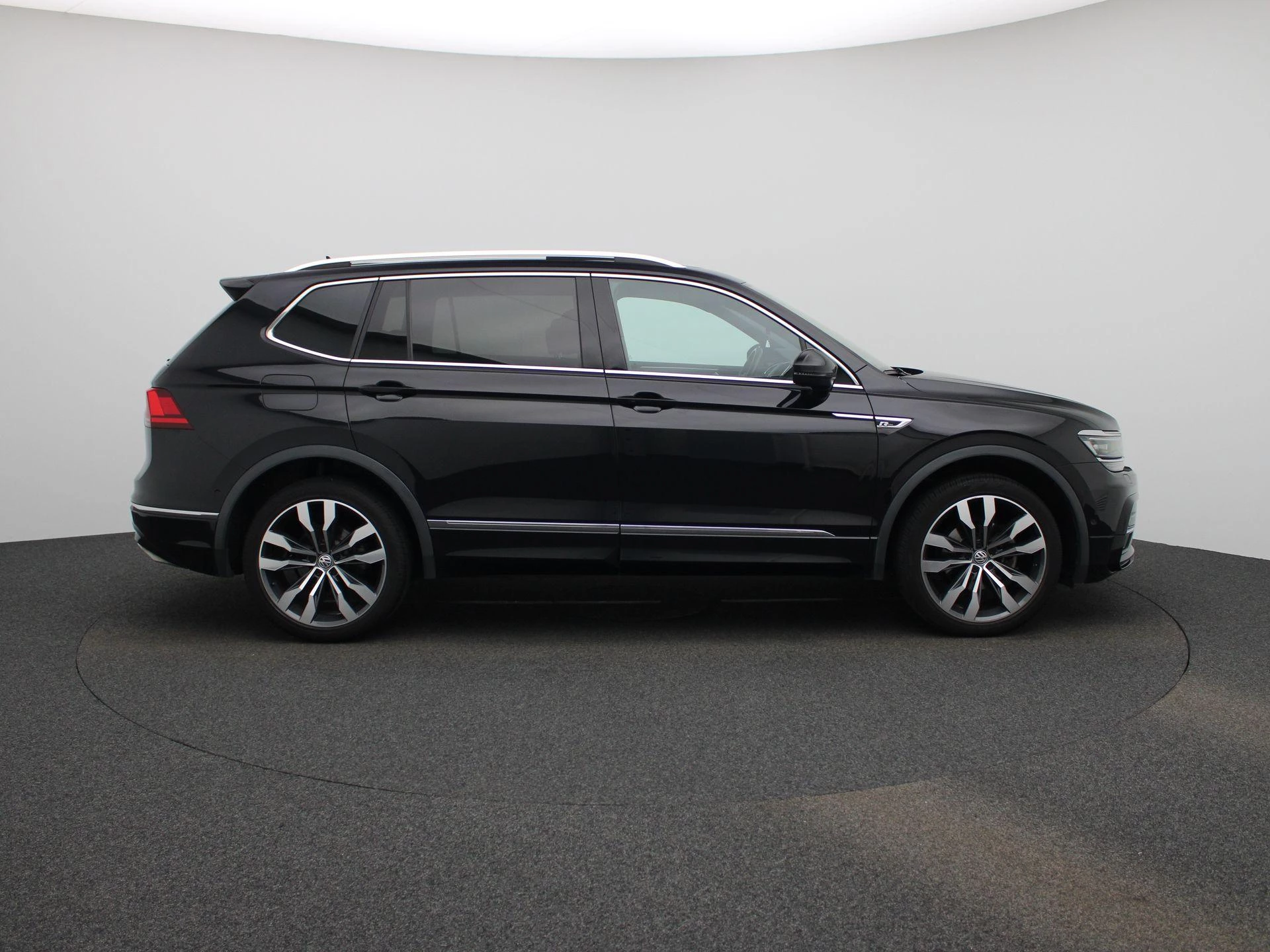 Volkswagen-Tiguan Allspace-image-5