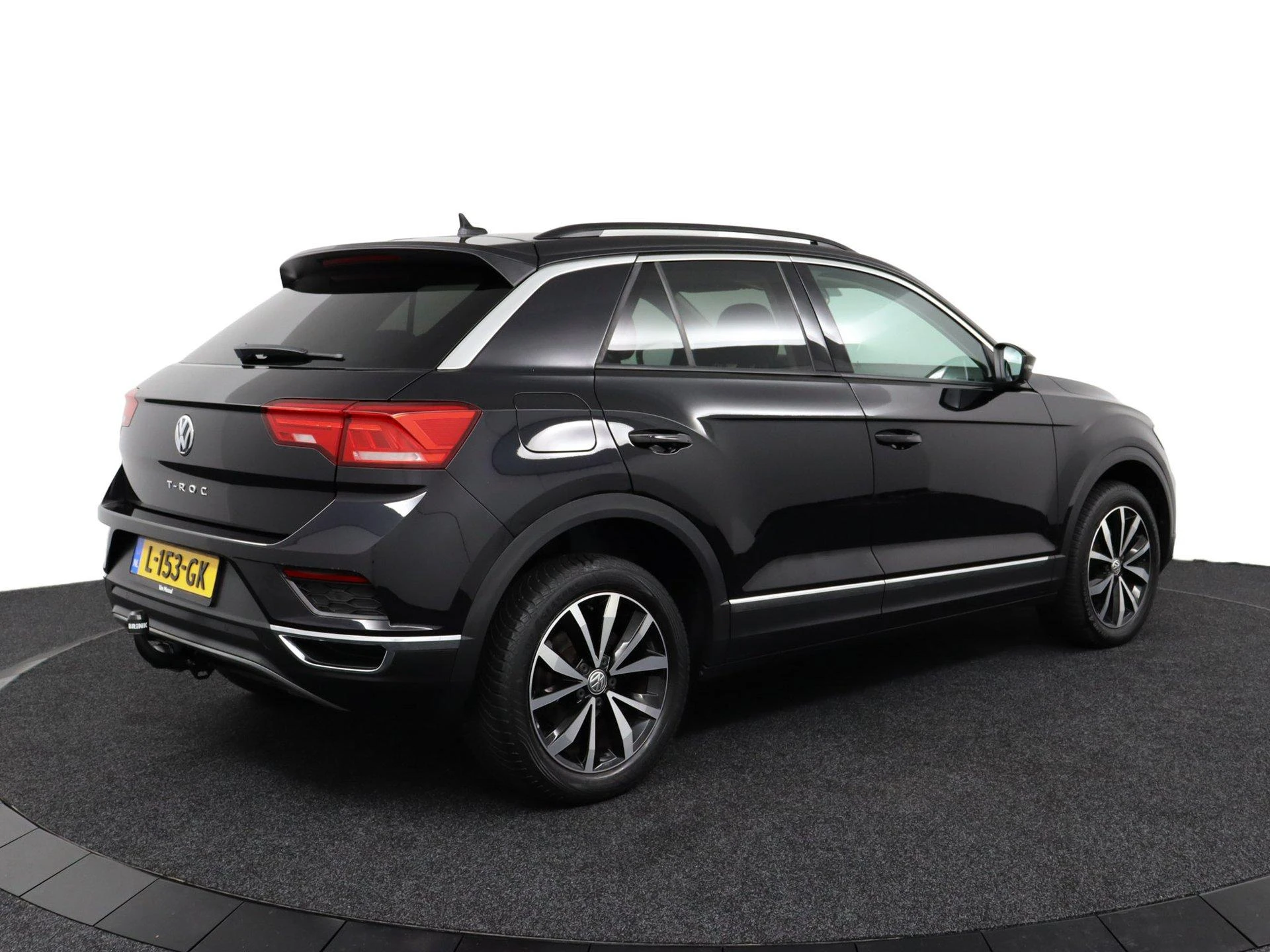 Volkswagen-T-Roc-image-2