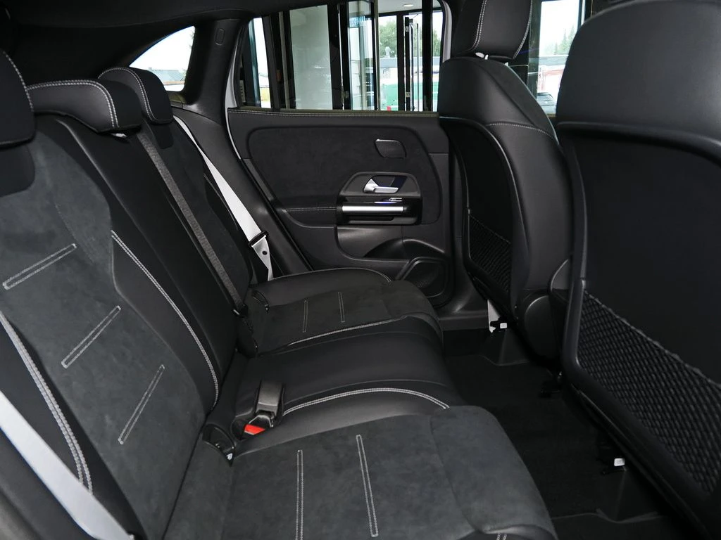 Mercedes-Benz-GLA 200 d-image-12